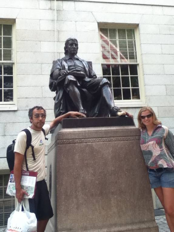 Estátua de John Harvard, o primeiro grande doador para a universidade que leva o seu nome, em Boston, em Massachusetts - Estados Unidos